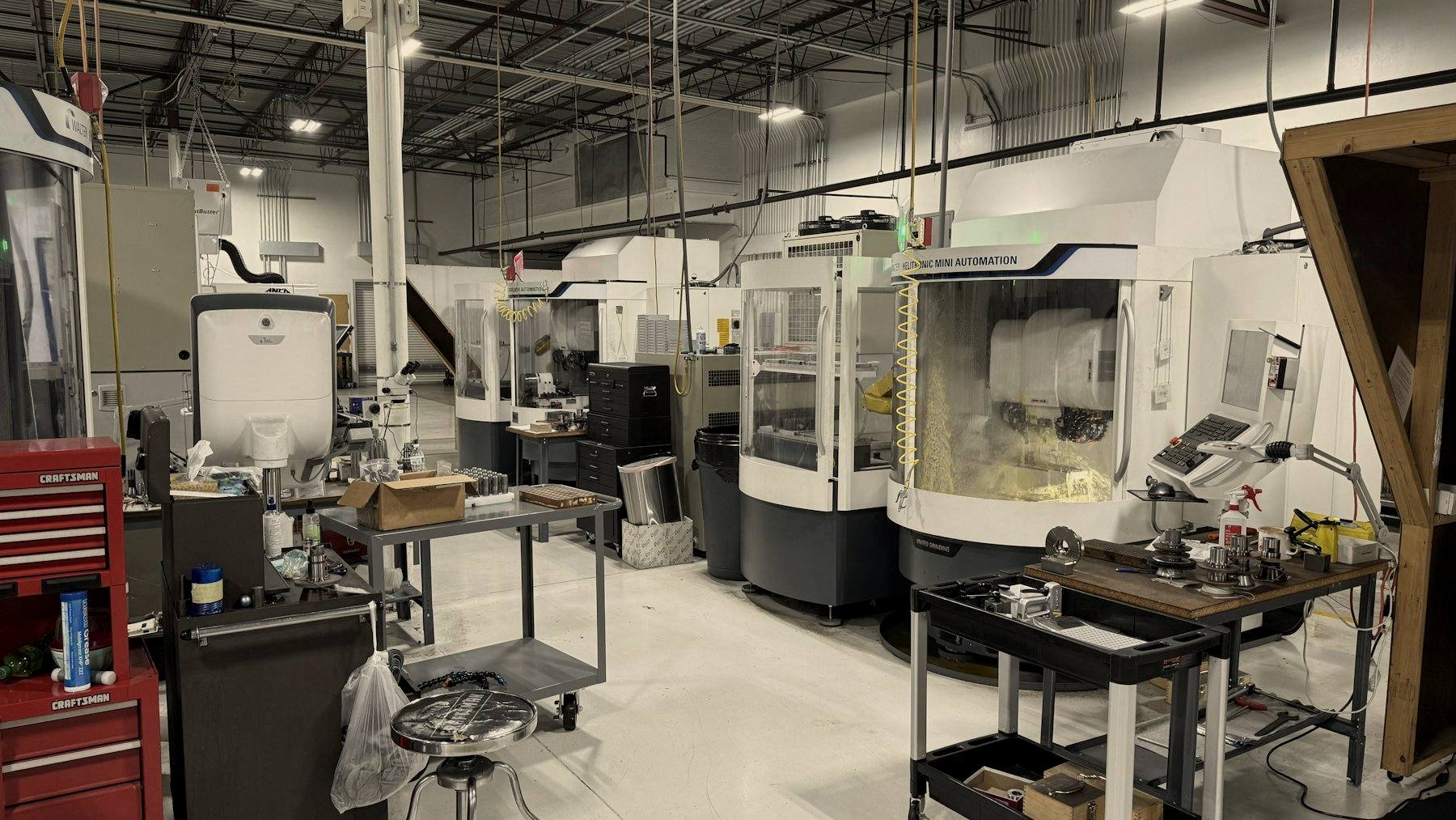 Produktionshalle mit CNC-Bearbeitungszentren